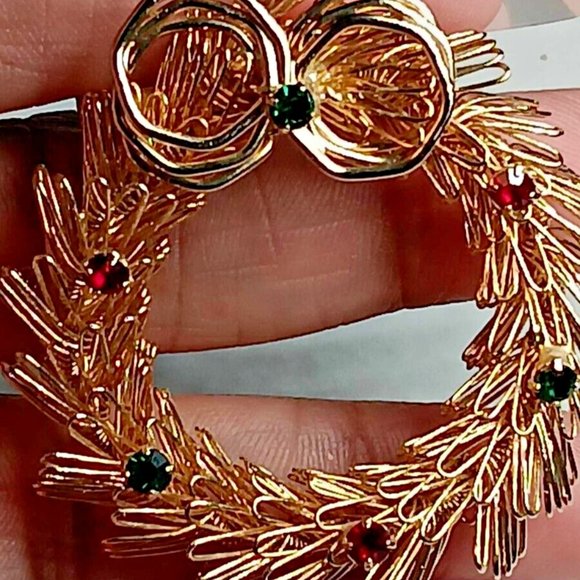 CHRISTMAS Pin Brooch Vintage Wreath Red Green Enamel Textured Gold Tone Estate - Picture 4 of 5
